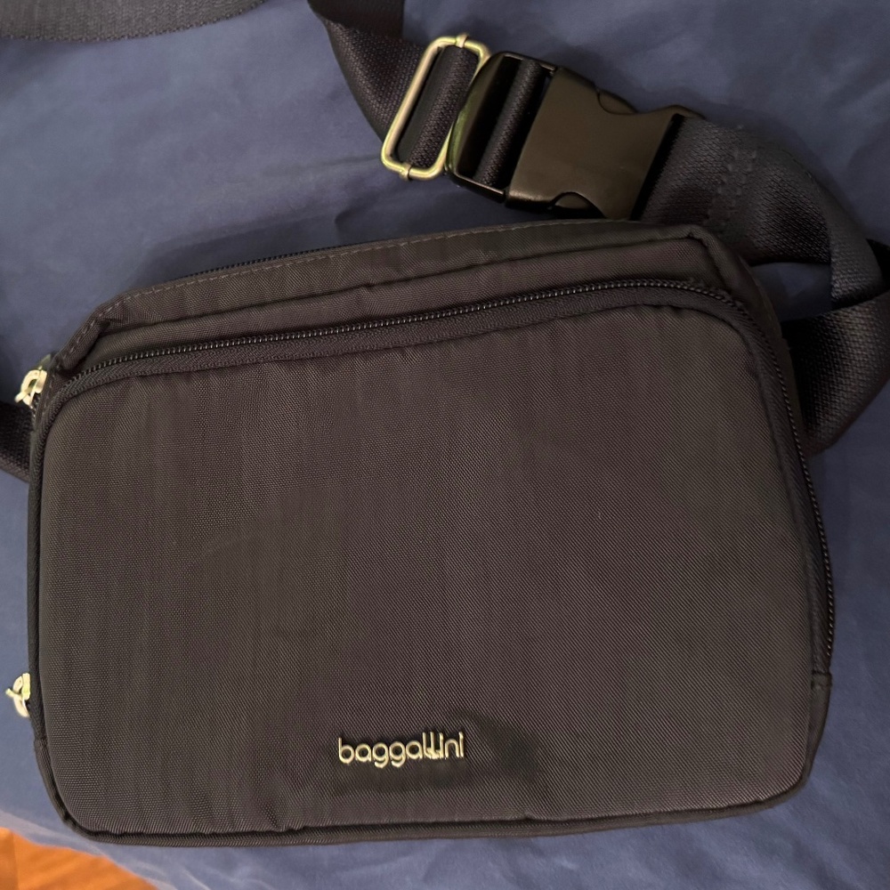 Baggallini "Modern Belt Bag / Sling Bag" Classic Navy  Like New! - Picture 2 of 9